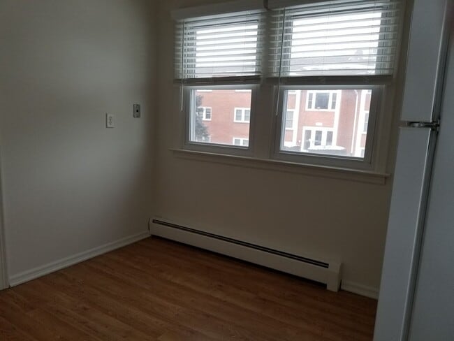 Building Photo - Hillsboro West One Bedroom Apartment, avai...