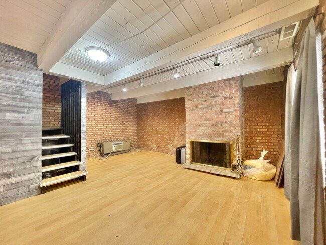 Building Photo - 806 S Loomis St
