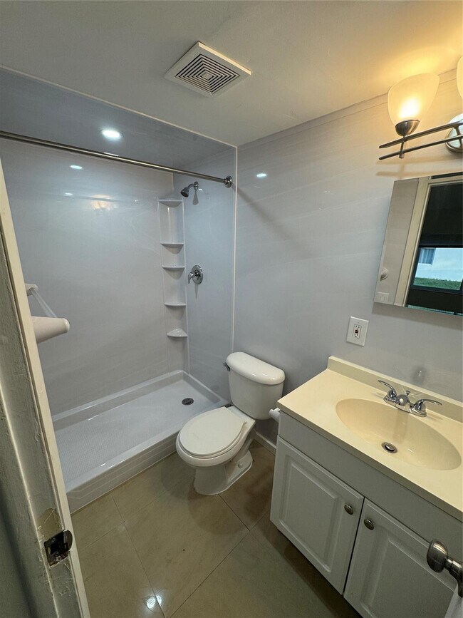 Building Photo - 151 SE 6th Ave