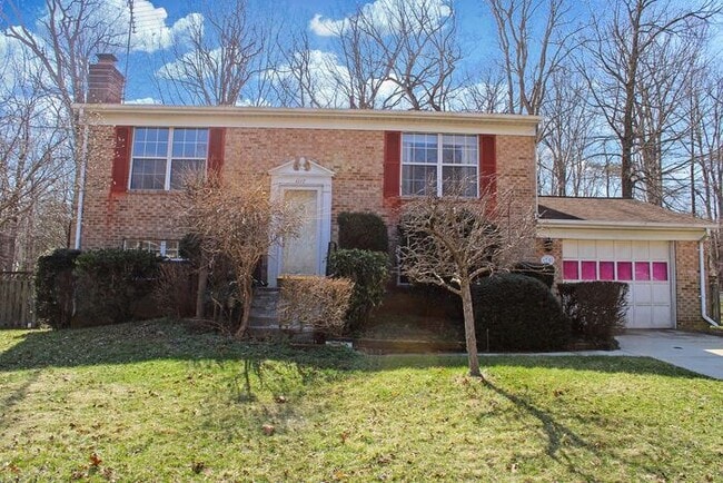 Building Photo - Brick Split Foyer With Large Backyard, 2 K...