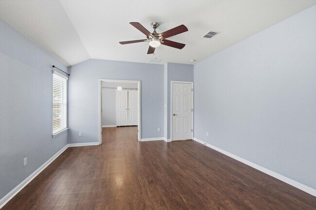 Building Photo - Freshly Painted Spacious 4 Bedroom!