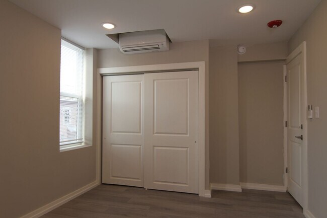 Building Photo - 3945 Baring St