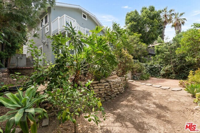 Building Photo - 1843 Lucile Ave