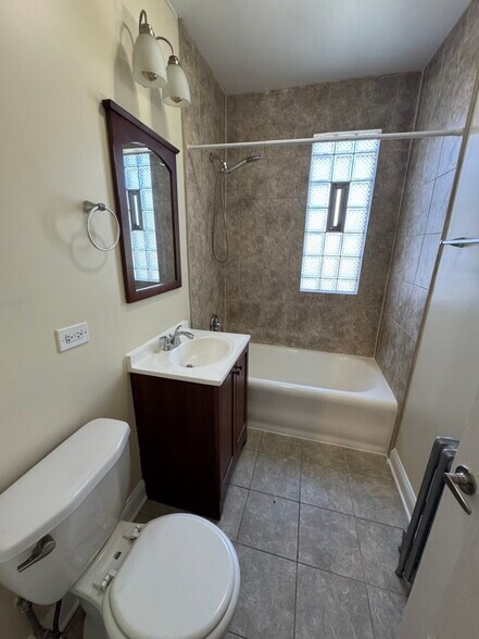 Building Photo - 2510 N LeClaire Ave
