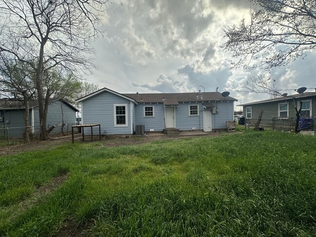 Building Photo - 3921 Roselawn Dr