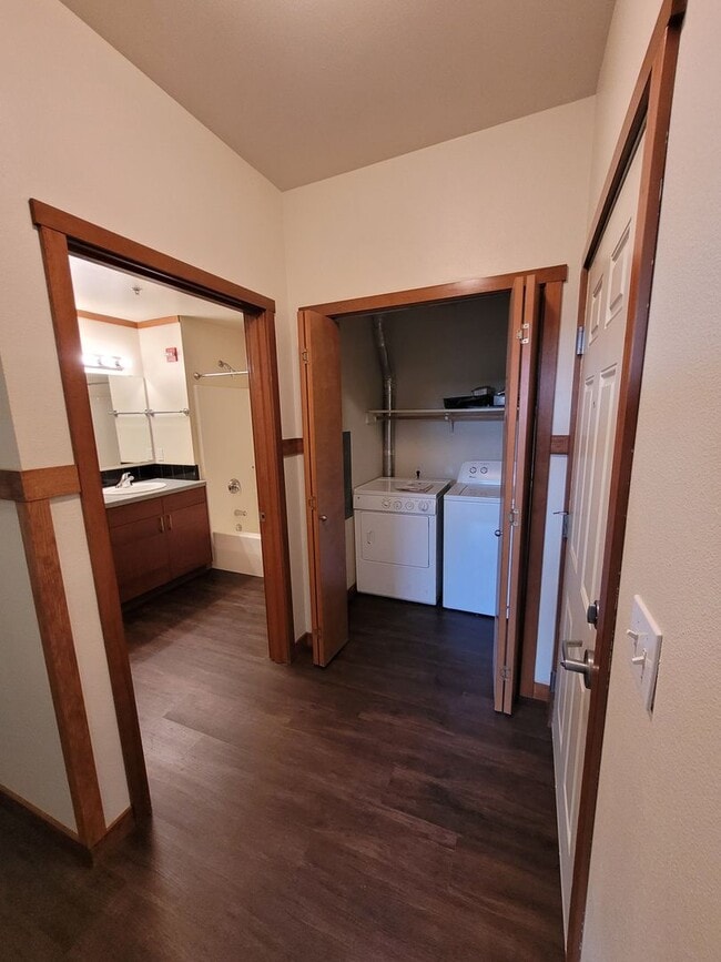 Building Photo - Centrally Located Three Bedroom Condo