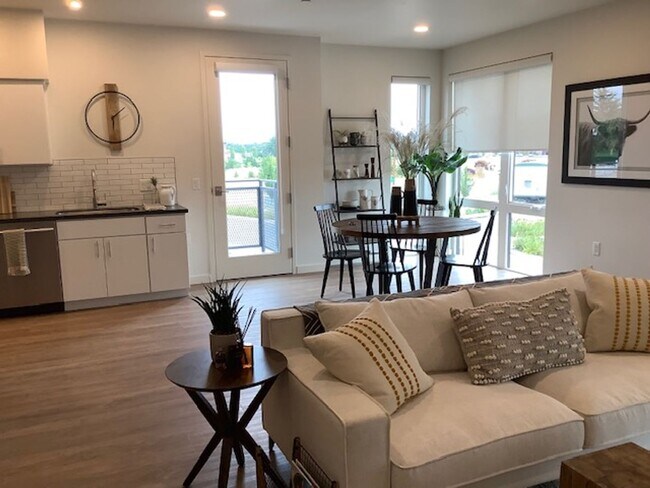 Building Photo - Contemporary 2 bed, 2.5 bath Luxury Townho...