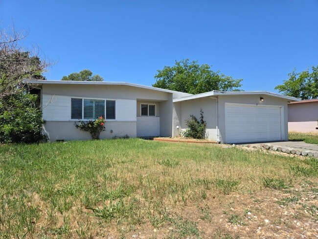 Building Photo - Beautifully Updated 3 Bed, 2 Bath House