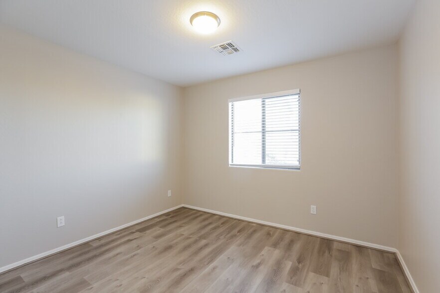 Building Photo - 7032 S 7th Ln