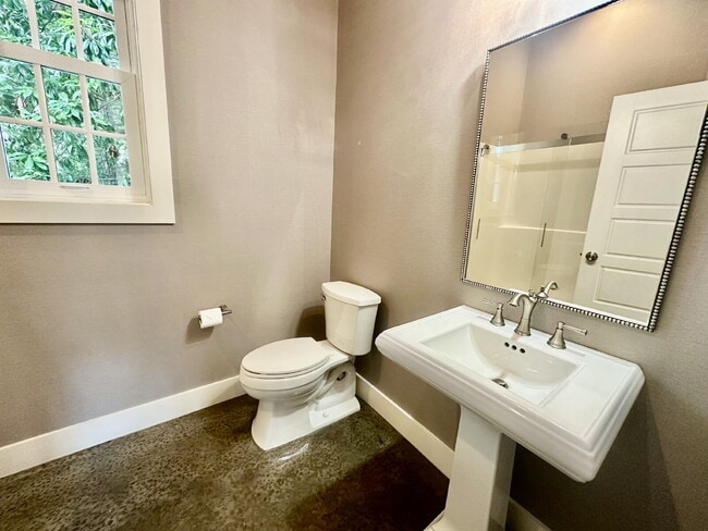 Building Photo - Large Modern Loft Home in Downtown Bluffton!