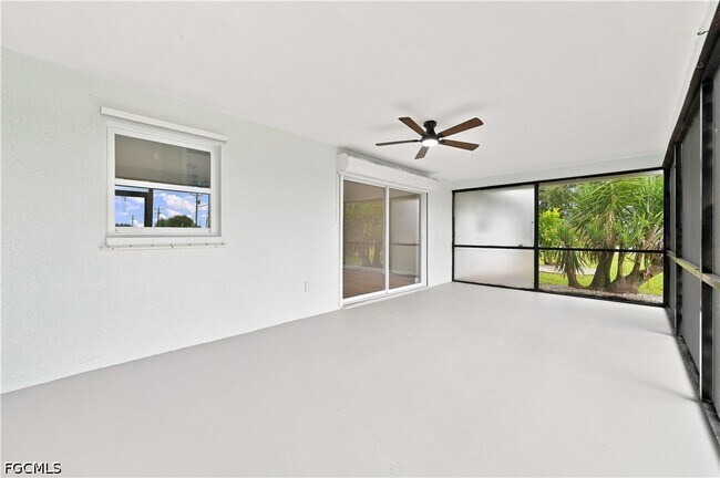 Building Photo - 903 SE 20th Ct
