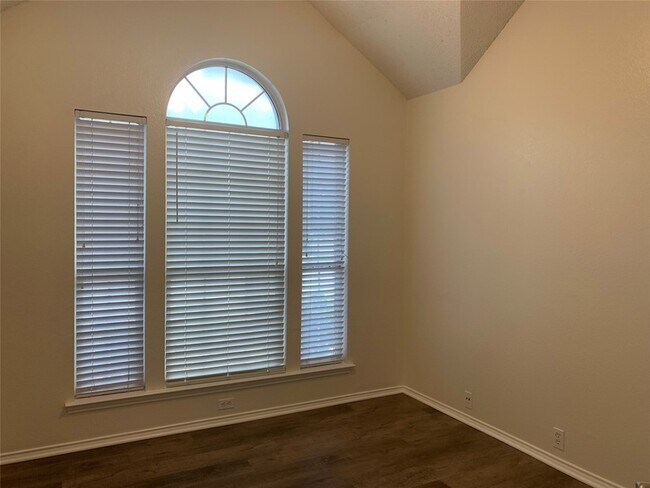 Building Photo - 4725 Park Bend Dr