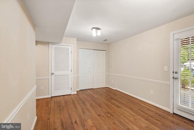 Building Photo - 917 Rolfe Pl