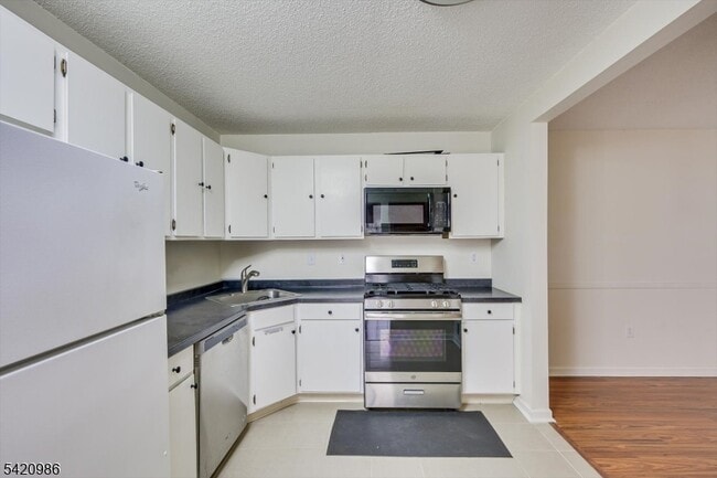 Building Photo - 69 Amberly Ct