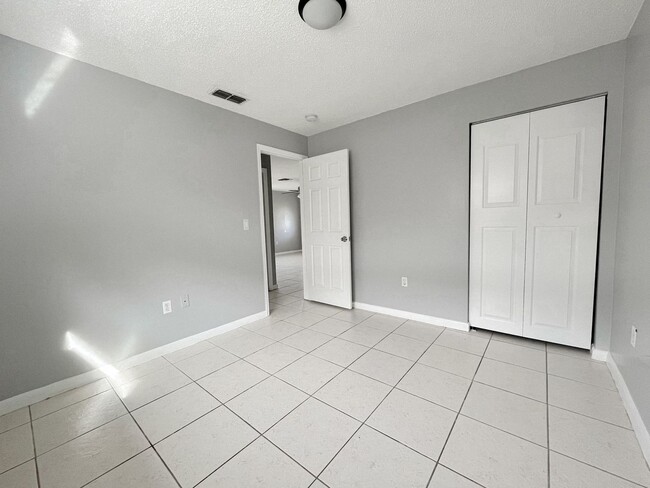 Building Photo - 2/1 Duplex COMING SOON!