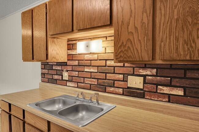 Building Photo - 1,295.95 - 2 Bed, 1 Bath Apartment in Co Springs with Pool and Clubhouse Access!