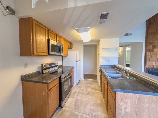 Building Photo - Apartment for Rent in Chico CA | Pool, Spa, Near Bidwell Park, Pet Friendly