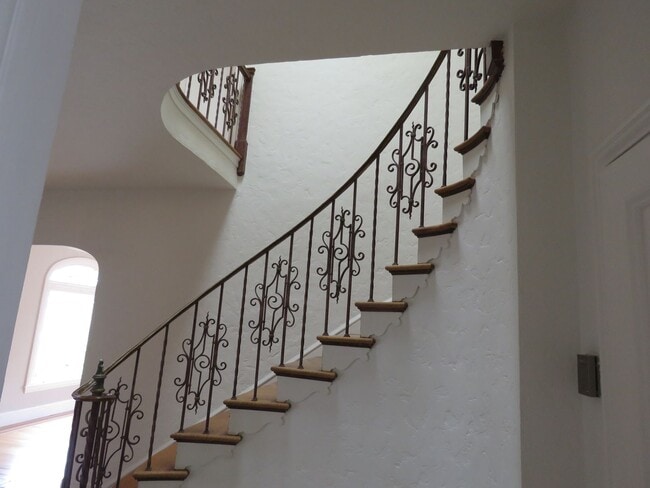 Building Photo - Elegant 4 bedroom House  with bonuses