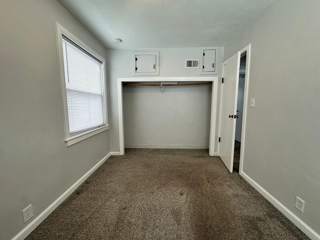 Building Photo - Two Bedroom One Bathroom Available in Batt...