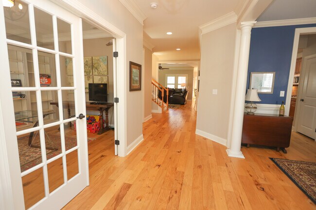 Building Photo - 504 Village Walk Ln