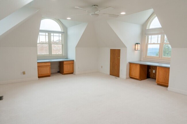 Building Photo - 3Bd/3Ba Bellevue House