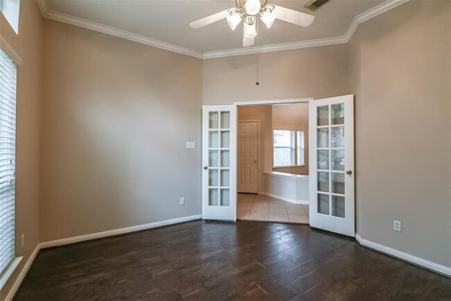 Building Photo - 5911 Mettler Ln