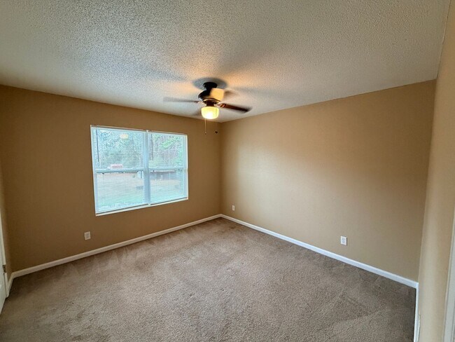 Building Photo - Nice Townhome Located in Adel