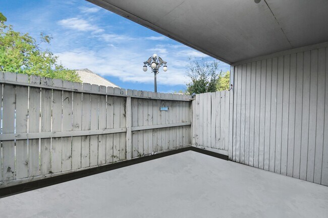 Building Photo - 9700 Leawood Blvd