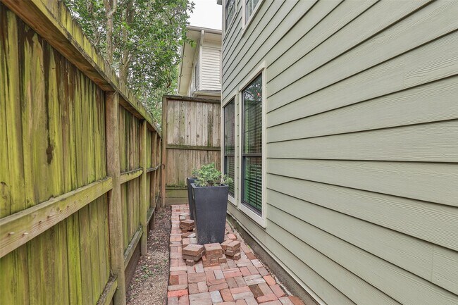 Building Photo - 1611 Oakdale St