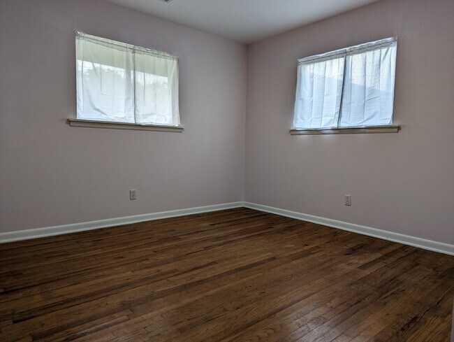 Building Photo - 2008 E Huntsville Rd