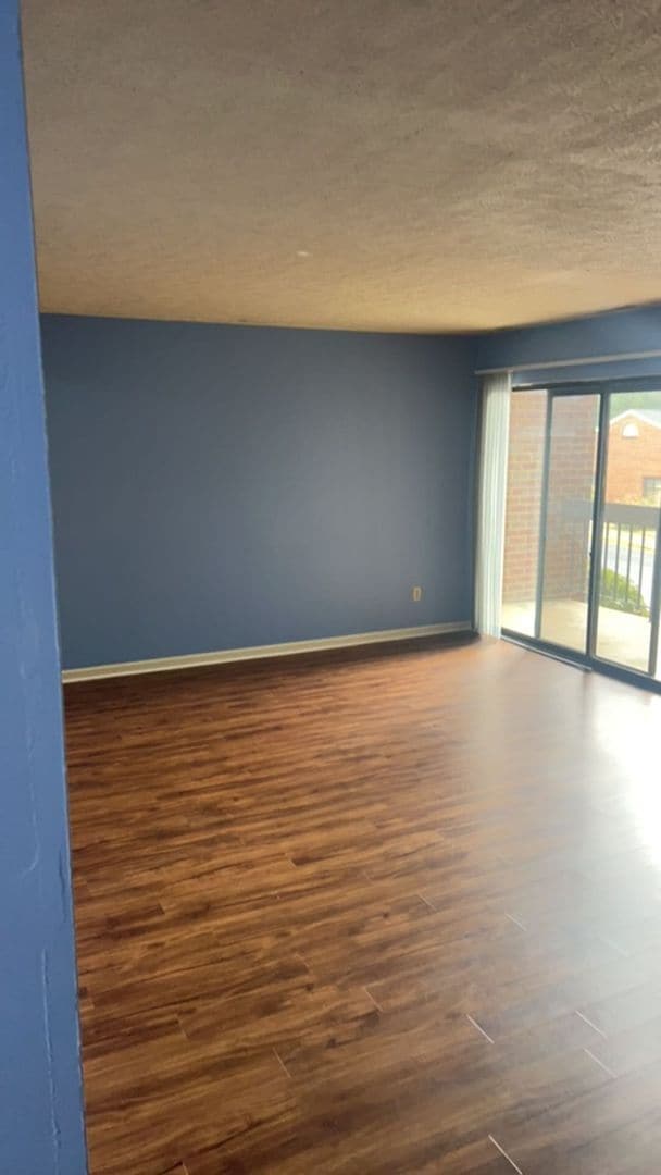 Building Photo - Spacious & Vibrant 3-Bedroom Apartment Nea...