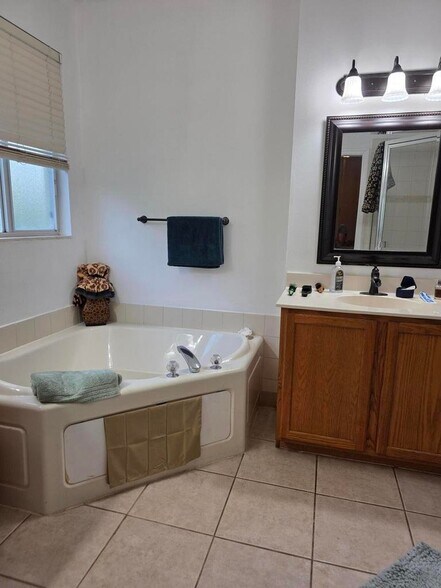 Building Photo - 2866 S Oasis Dr