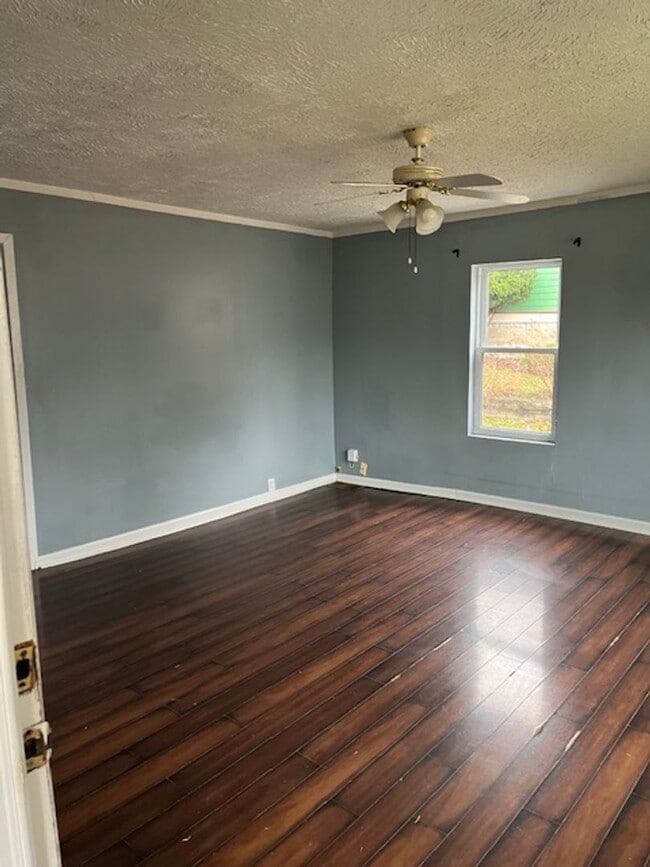 Building Photo - Cozy Multi-Level Living Close to Downtown