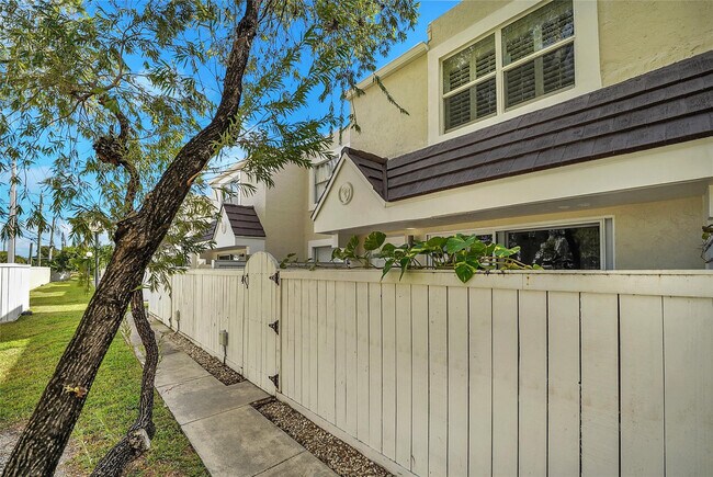 Building Photo - 4550 SW 68th Ct