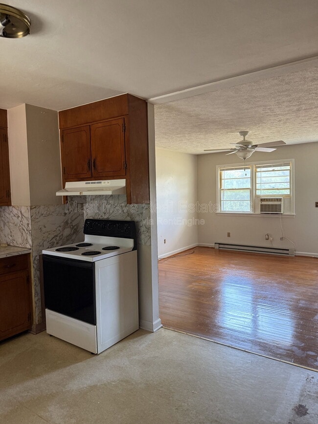 Building Photo - 186 Eastview St