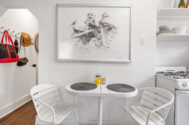 Building Photo - 542 E 14th St