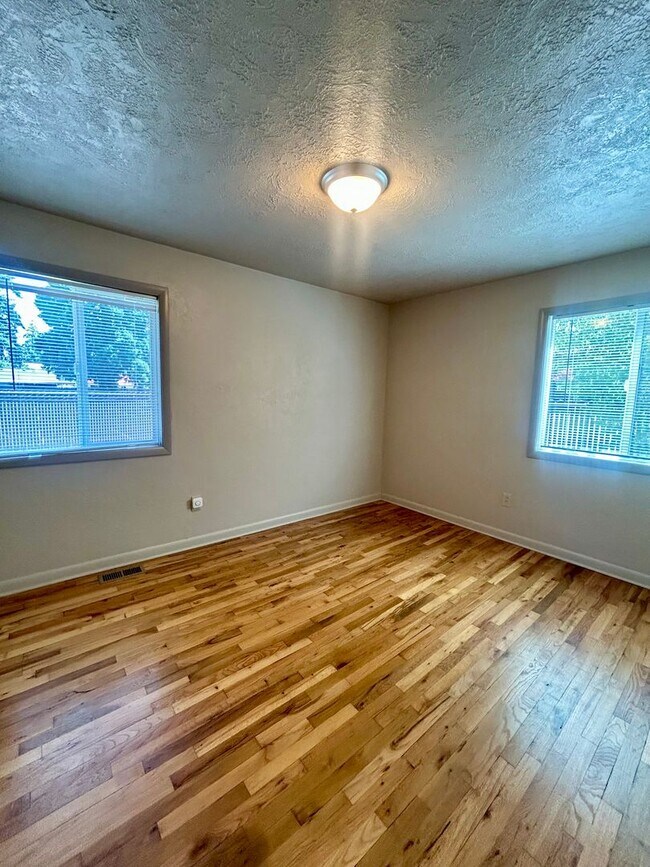 Building Photo - Three Bedroom Home (NE Salem)- W/D Hookup & Fenced Backyard