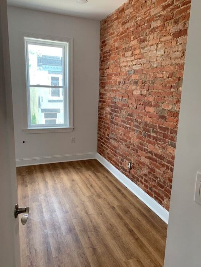 Building Photo - Single Family Strawberry Mansion