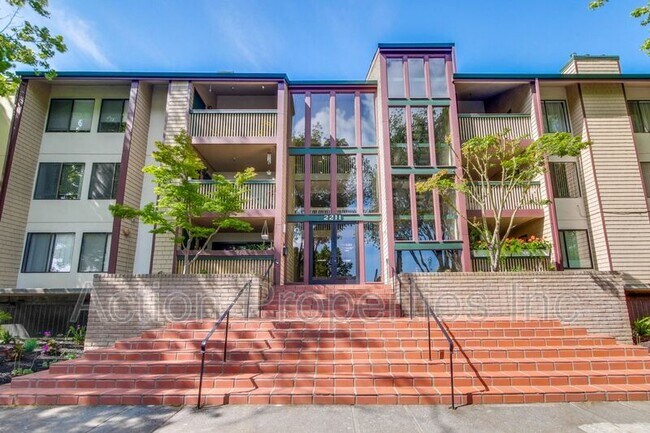 Building Photo - 2211 Latham St