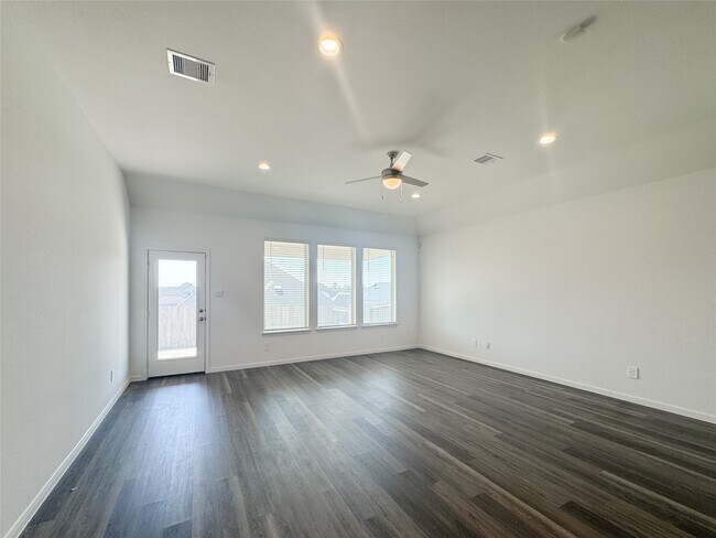 Building Photo - 519 Newcomb Holw Dr