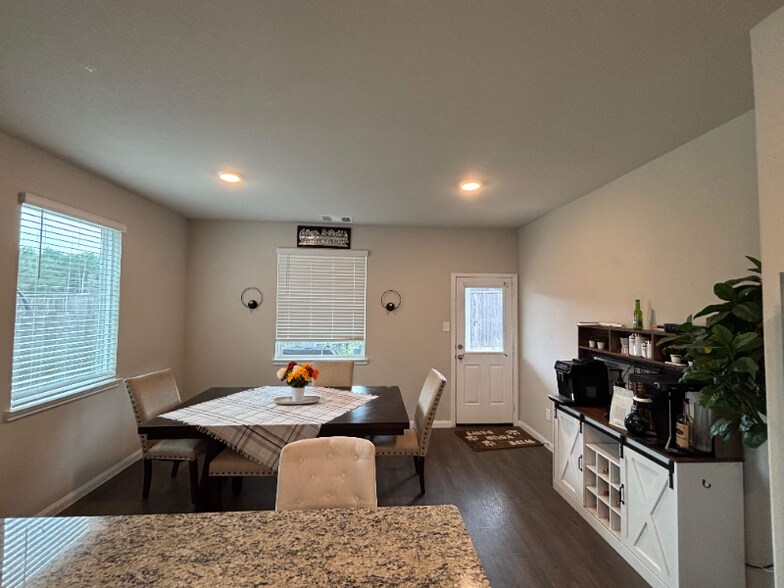 Building Photo - 14031 Chinook Dr