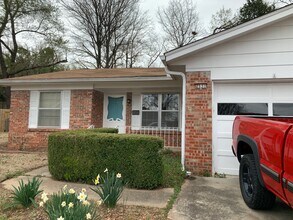 Building Photo - 2531 E Skelly Dr