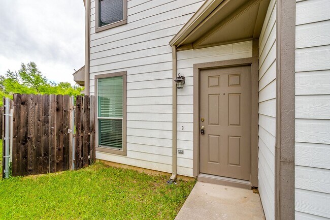 Building Photo - Spacious Well Maintained 2 Bed- 2.5 Bath T...