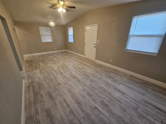 Building Photo - 703 W Veterans Dr