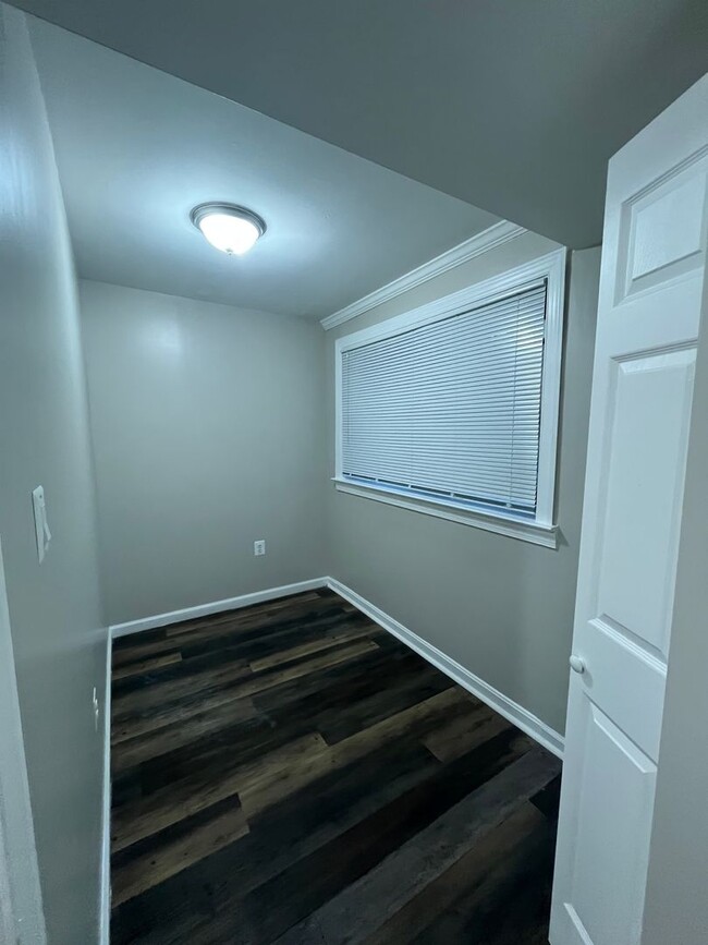 Building Photo - NEWLY AVAILABLE - RENOVATED 2 BR UNIT IN T...