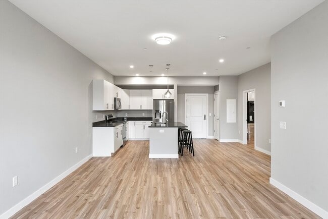 Building Photo - 999 Main St