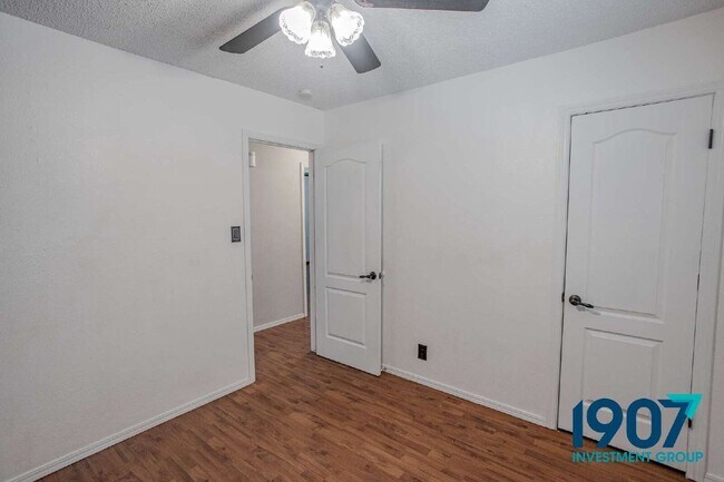 Building Photo - 1618 Village Dr