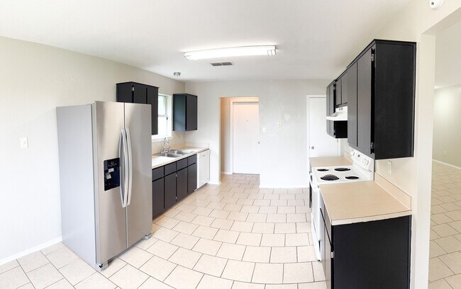Building Photo - Available 7/21/2025 Beautiful 1 story, 4 b...