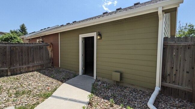 Building Photo - 2 STORY END UNIT TOWNHOME W/DETACHED 2 CAR...