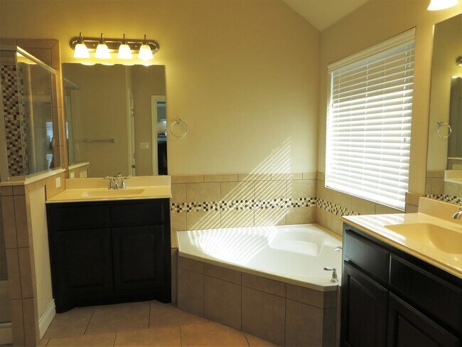 Building Photo - 3 Bedroom 2 Bathroom Siena Round Rock Home